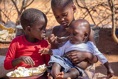 Young African children eating